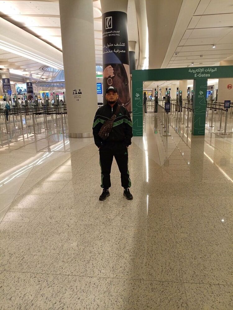  54248368  Botir, 28 ,    Dejvice