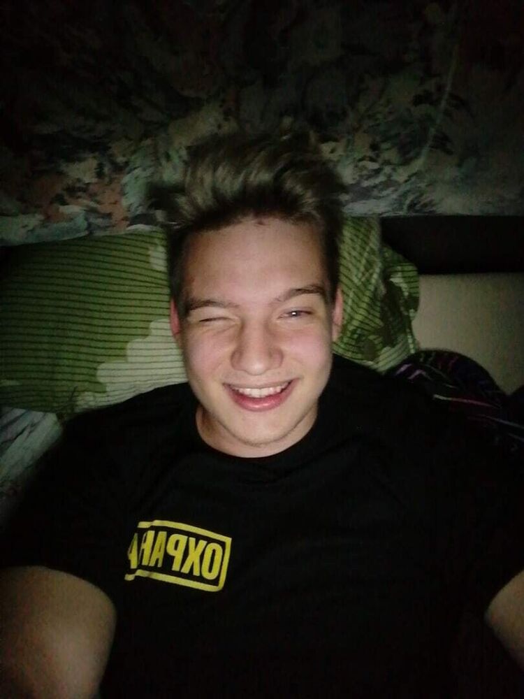  21699858  Daniel, 24 ,    