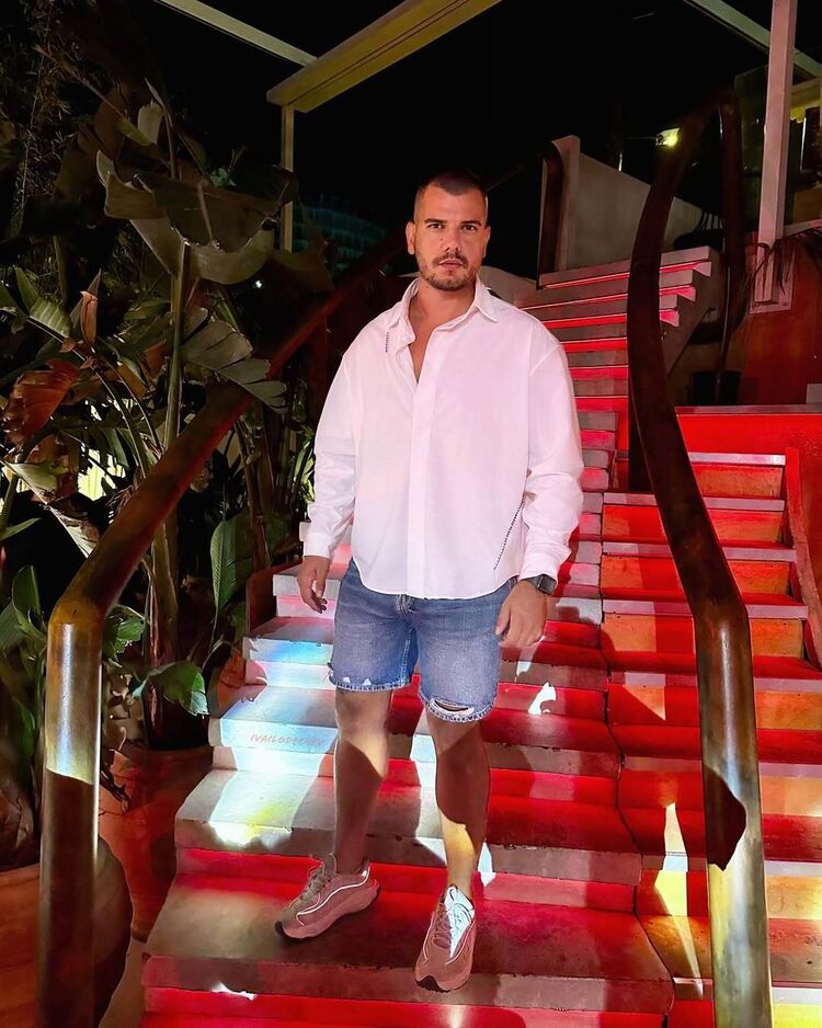  51340068  Artem, 35 ,    