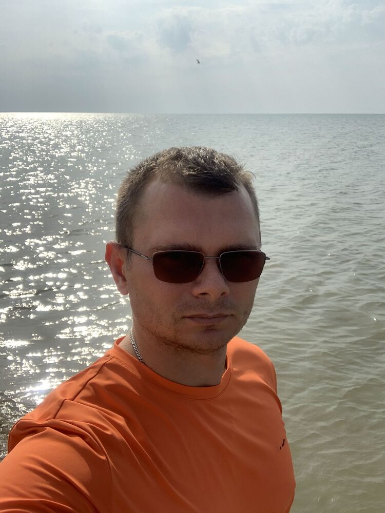  38731588  Sergei, 38 ,    