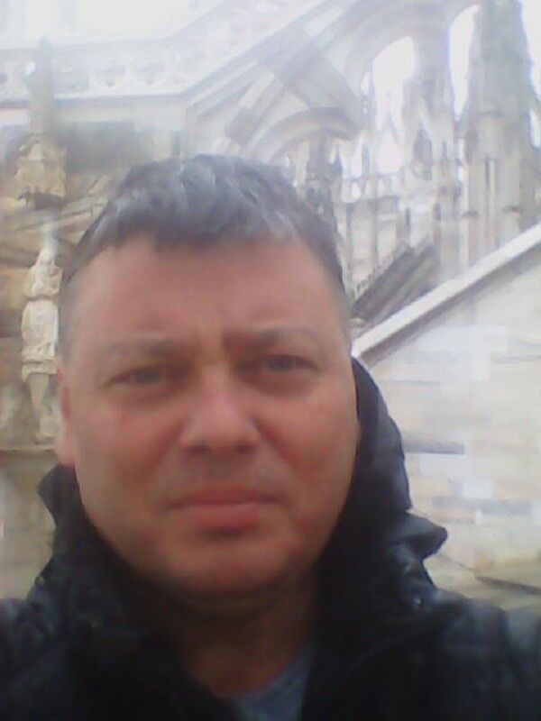  18725648  Viktor, 52 ,    