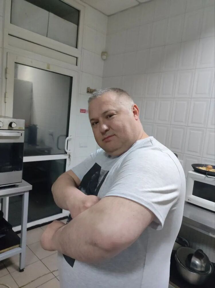  39200888  Anton, 42 ,    