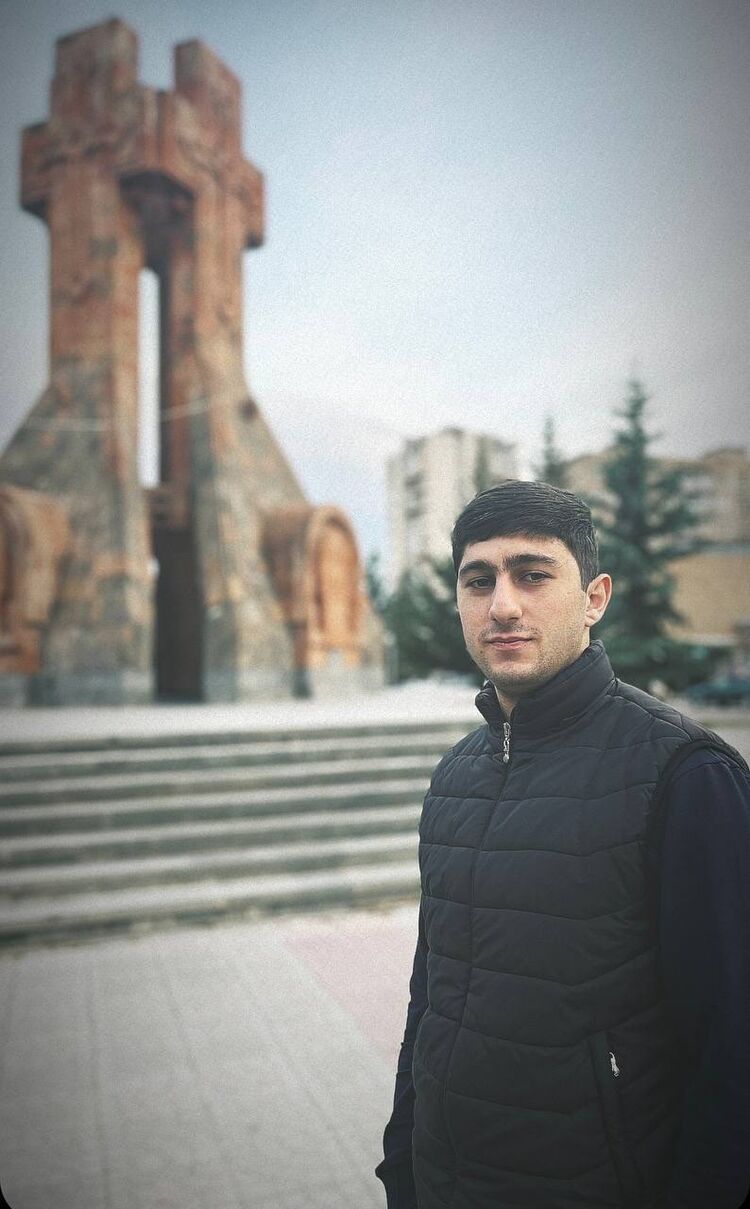  53302608  Arman, 22 ,    