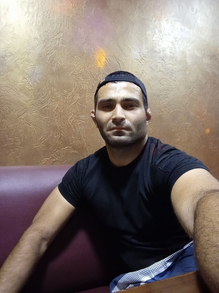 40571668  Emin, 33 ,    