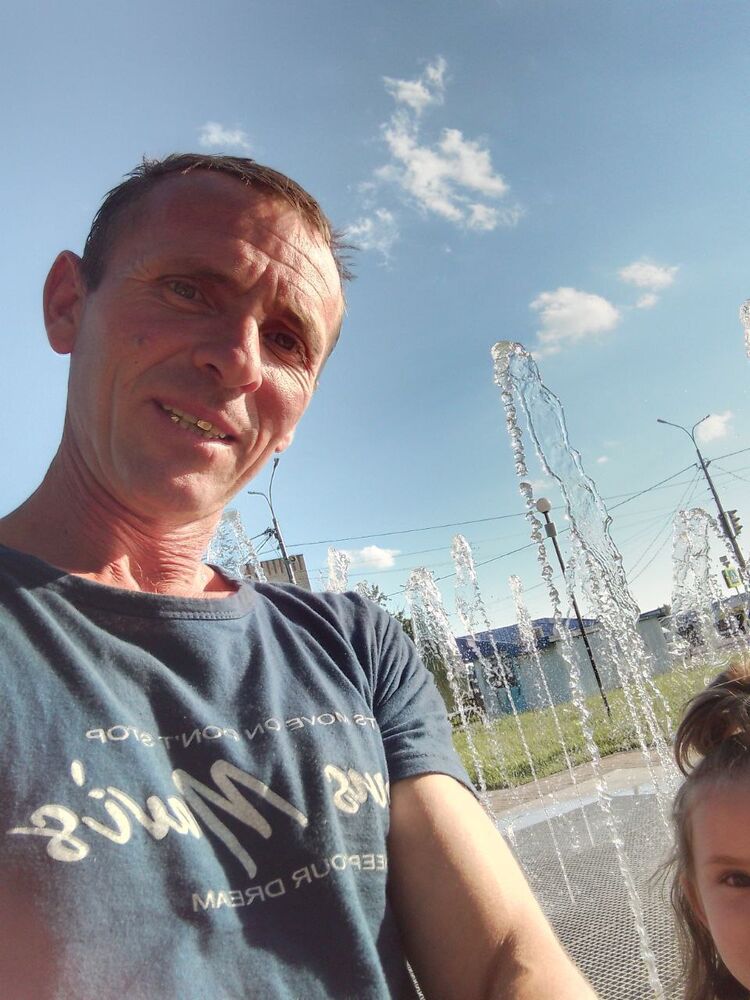  38220148  Fghbhhbvgnml, 42 ,    