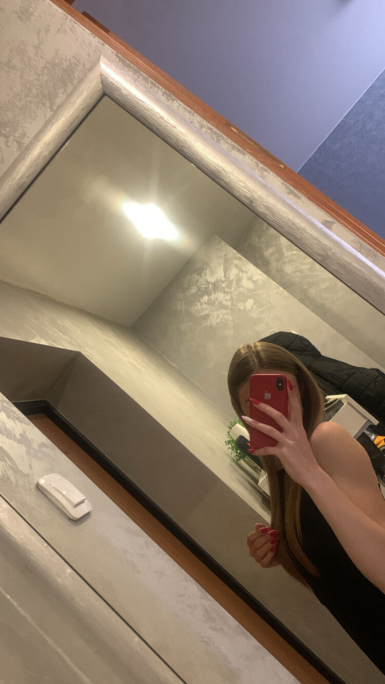  43332608  Karolina, 19 ,    