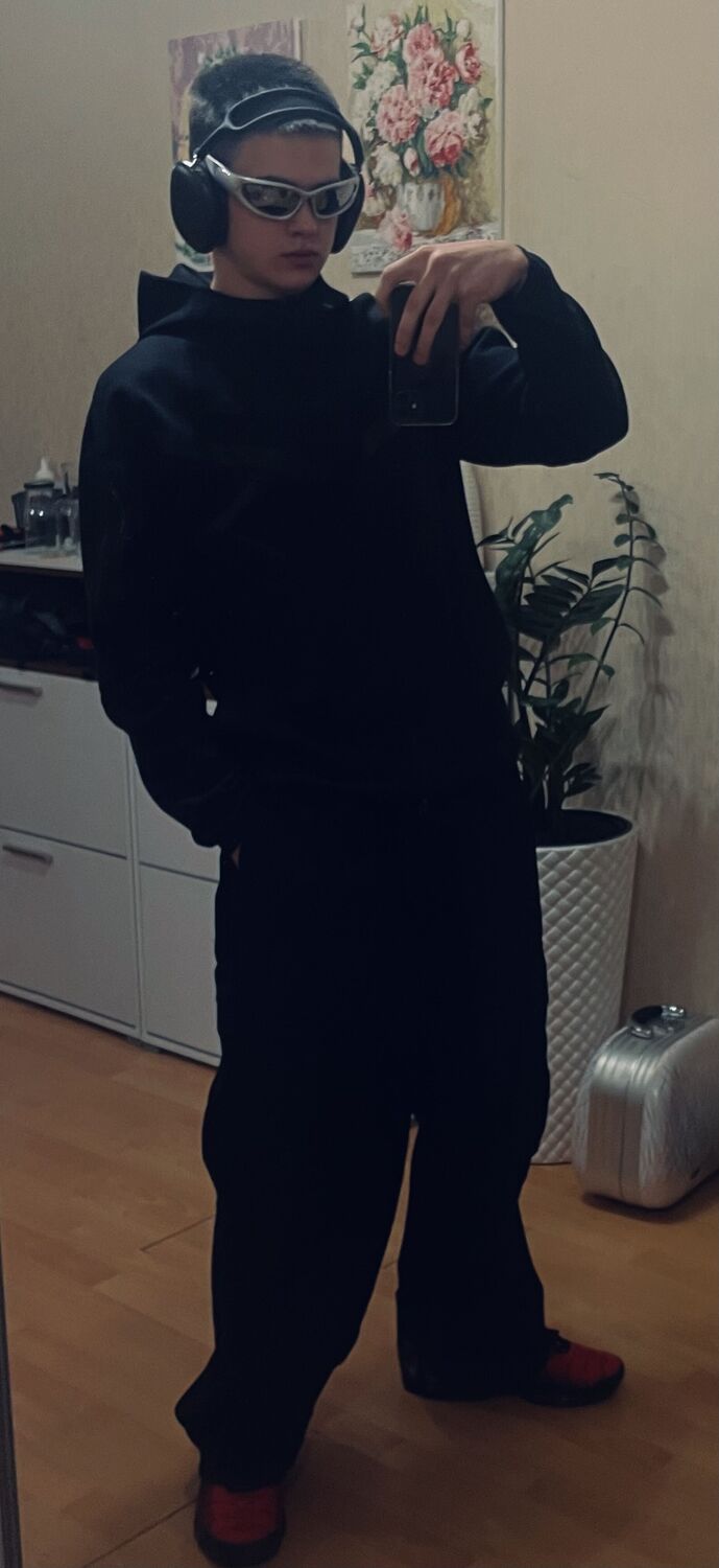  44270638  , 19 ,    -