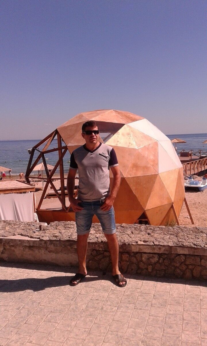  ,   Alex, 44 ,  