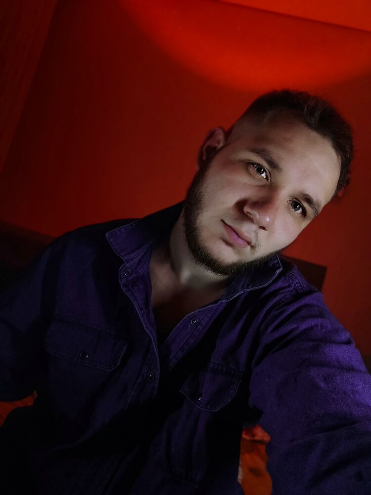  30737678  Viktor, 26 ,    