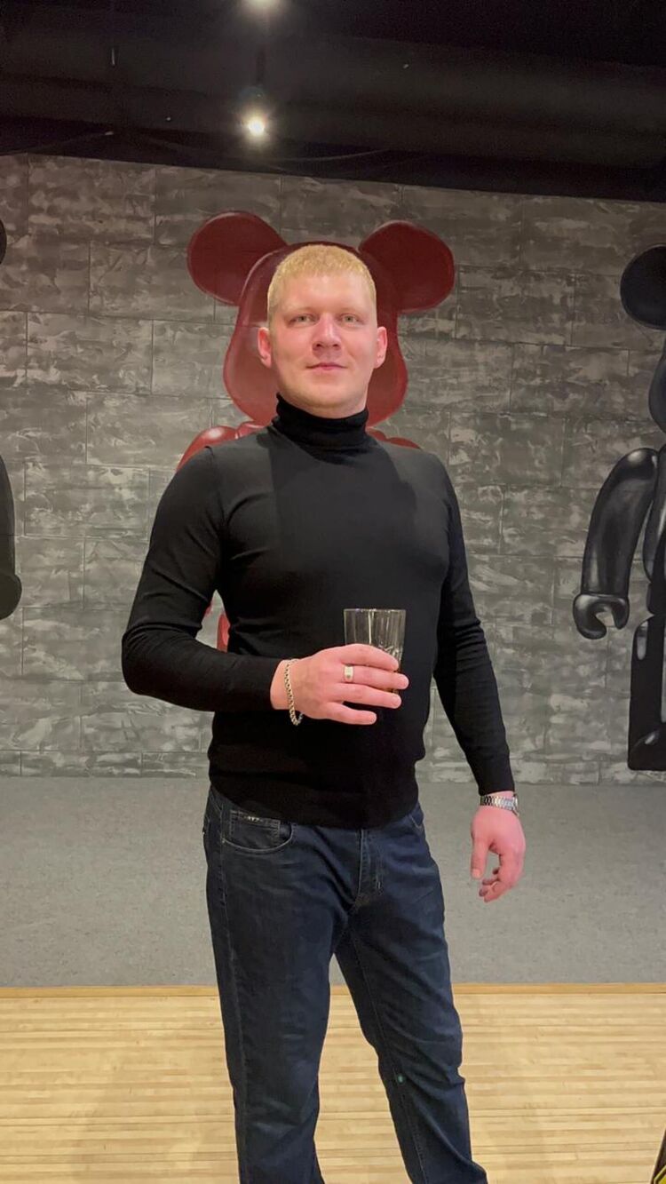  37833198  Denis, 31 ,    