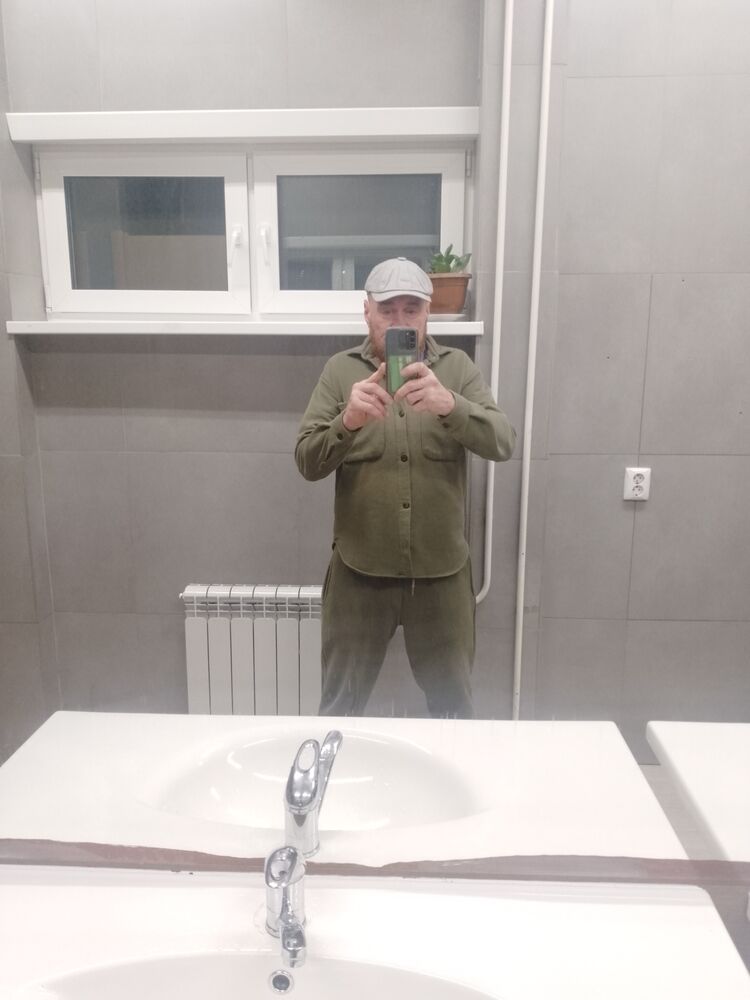  37541838  Vitaly, 48 ,    