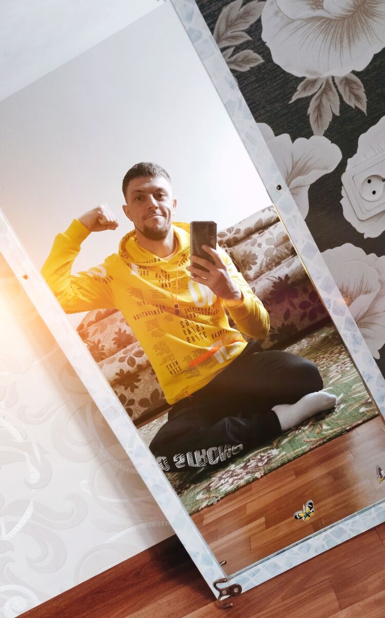  25831168  Pavel, 33 ,    