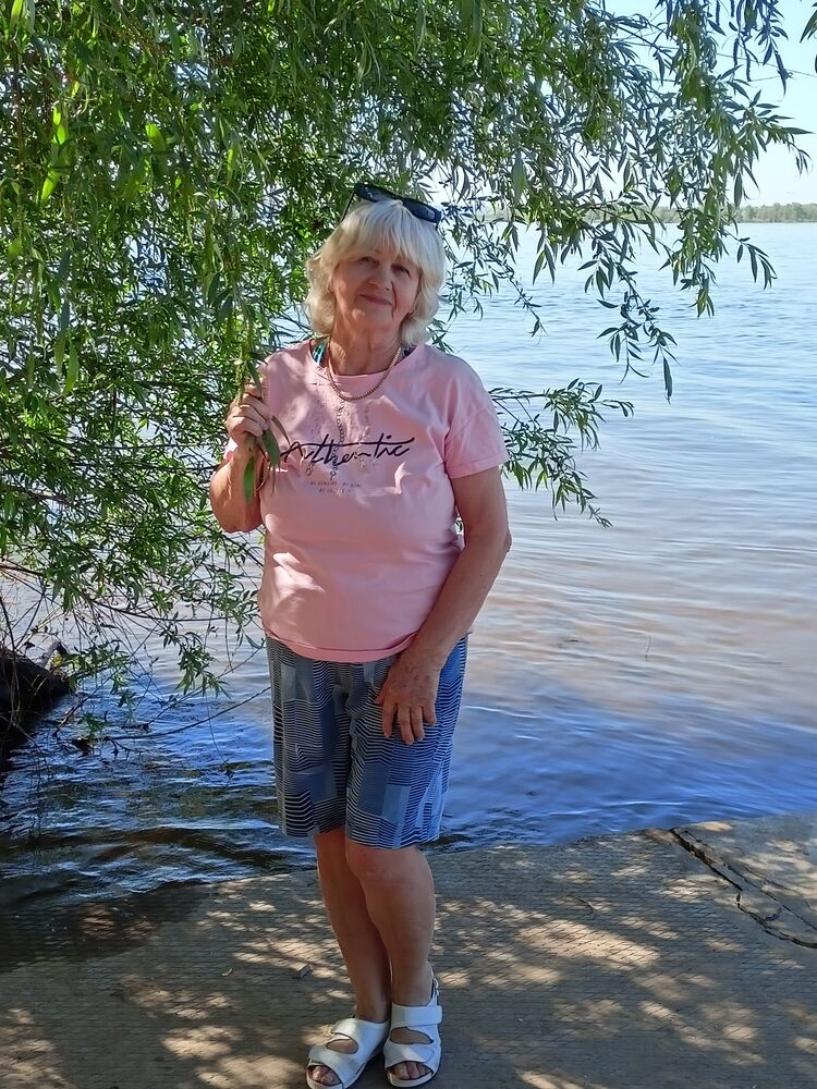  52011668  Nina, 69 ,     