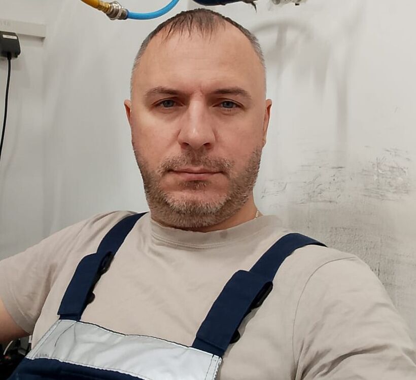  49023908  Roman, 45 ,    