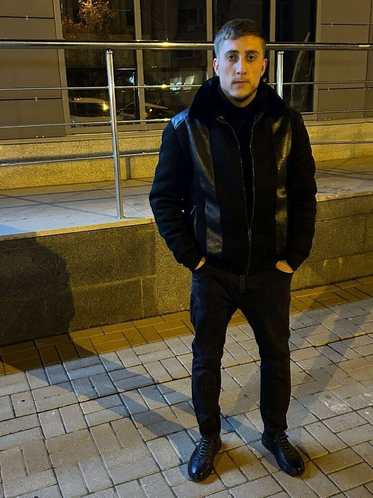  52545768  Sargis, 25 ,    