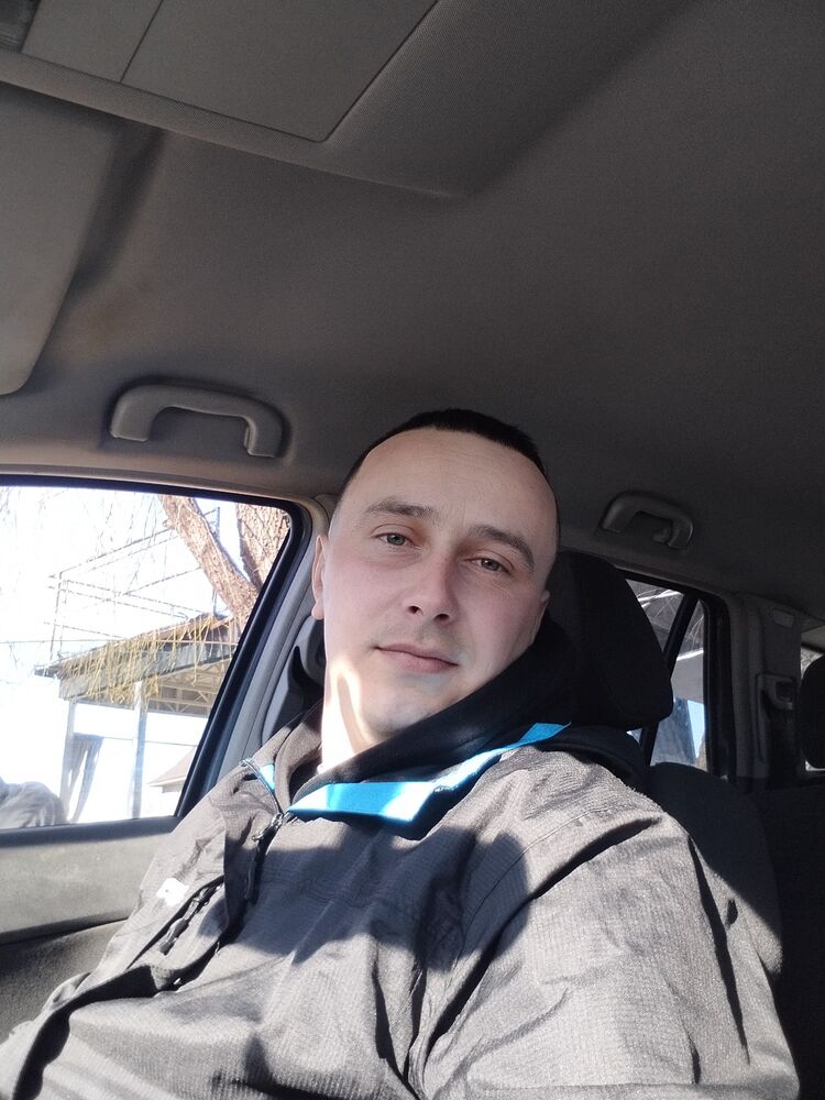 44085398  Ivan, 32 ,    