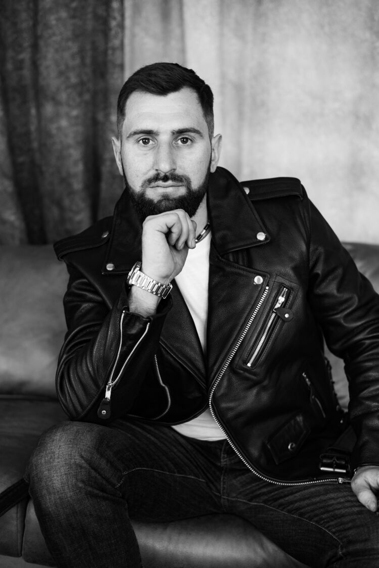  27099678  Igor, 39 ,    