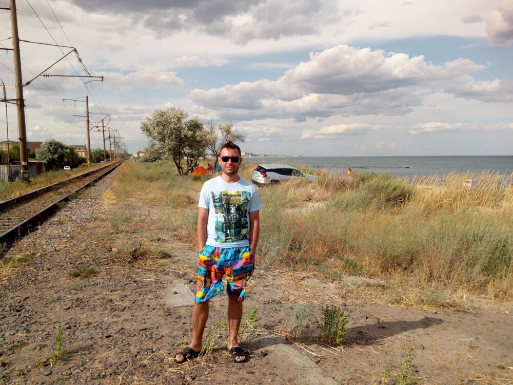  52830018  Denis, 30 ,    