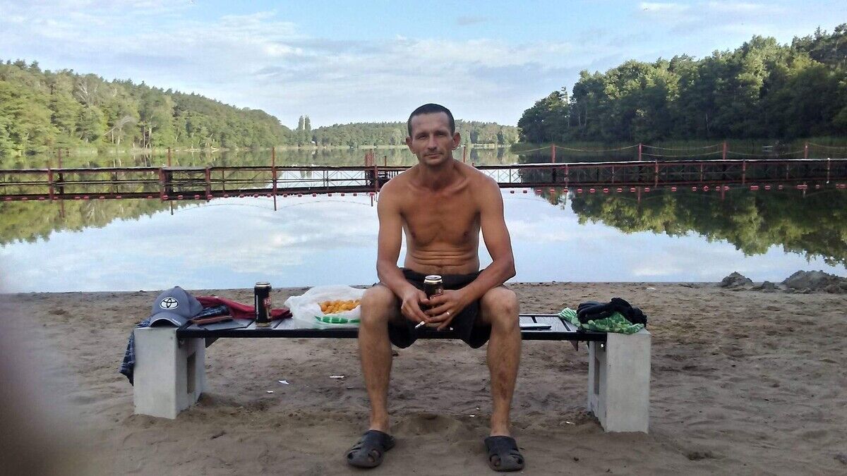  21779848  Yevhen, 48 ,    
