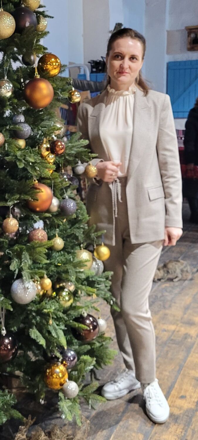  ,   Aliona, 44 ,   c 