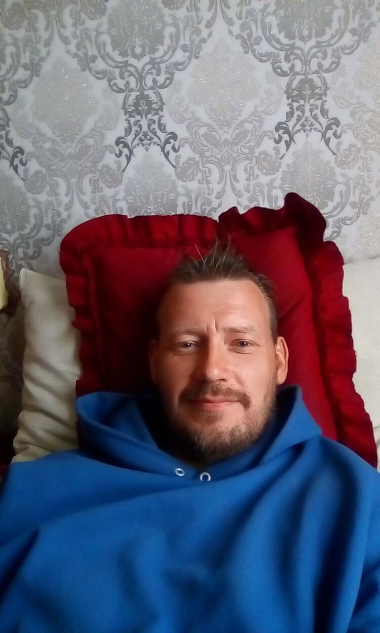  24235208  George, 39 ,    