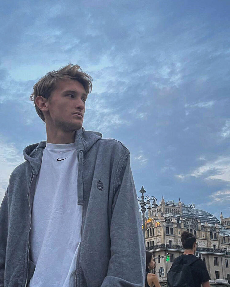  35274348  Stepan, 20 ,    