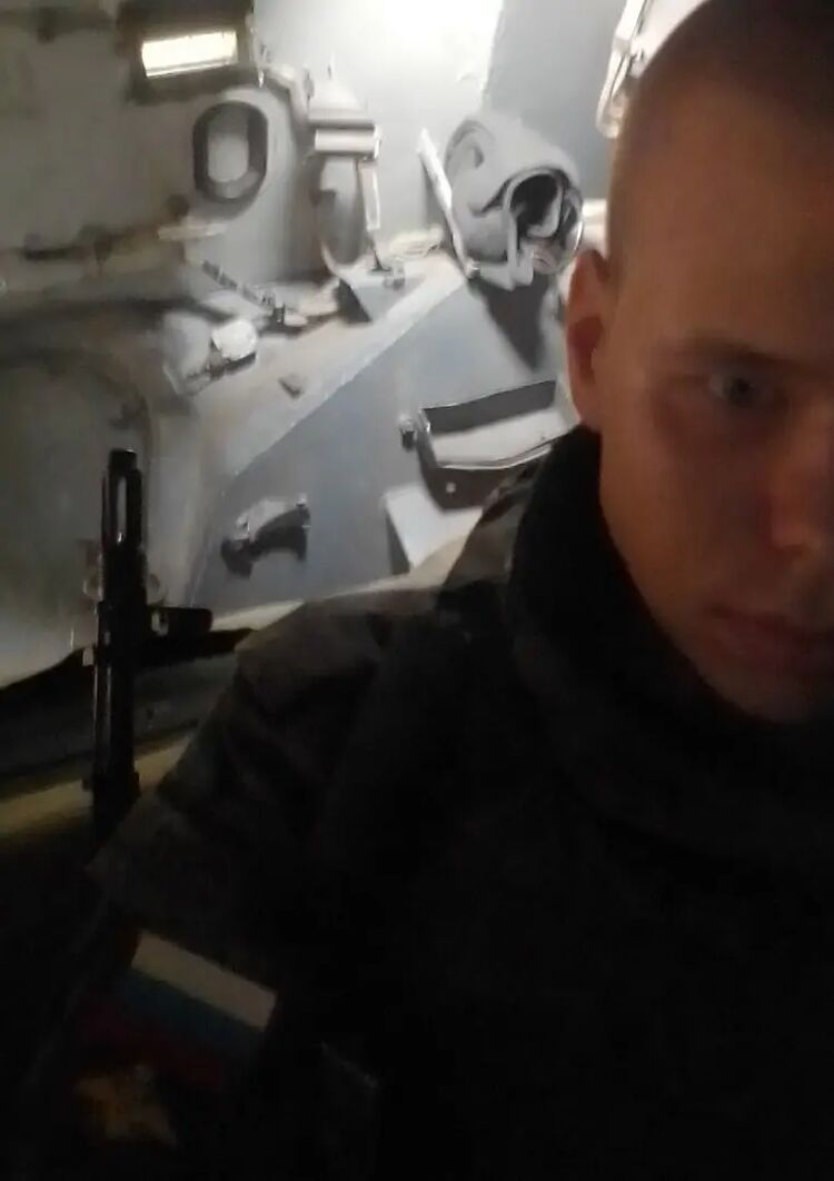  30459498  Maksim, 23 ,    