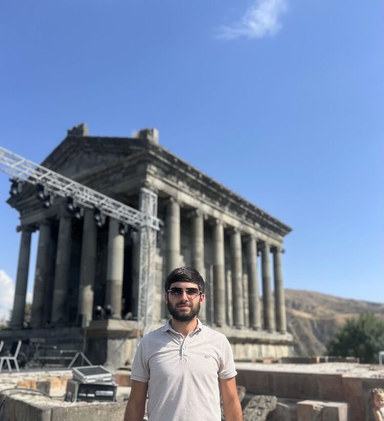  54159518  Atoyan, 27 ,    