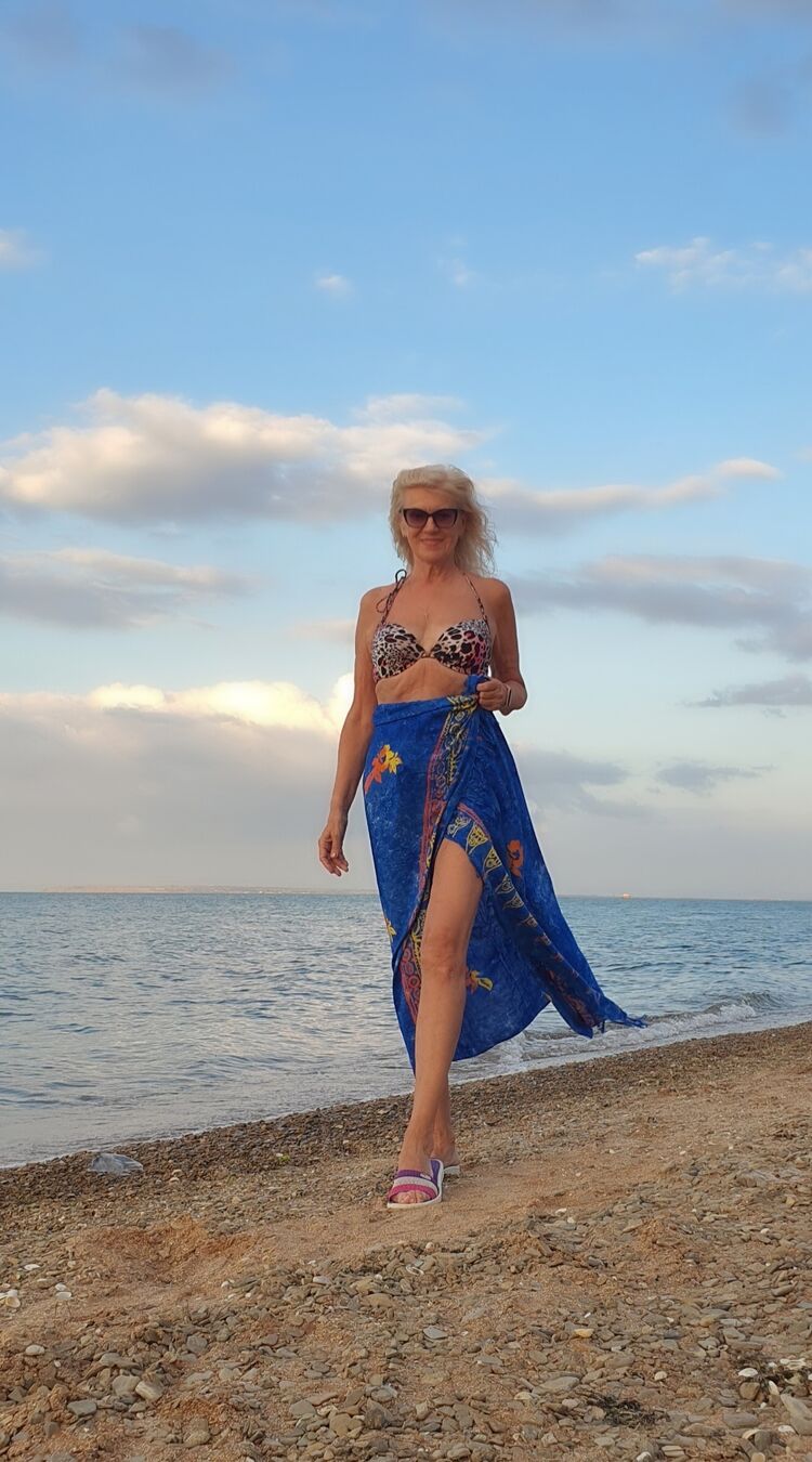  53662048  Lena, 67 ,    