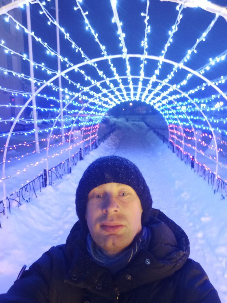  32404428  Artem Krutov, 30 ,    