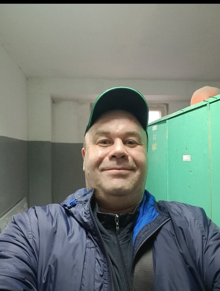  46142938  Max, 46 ,    