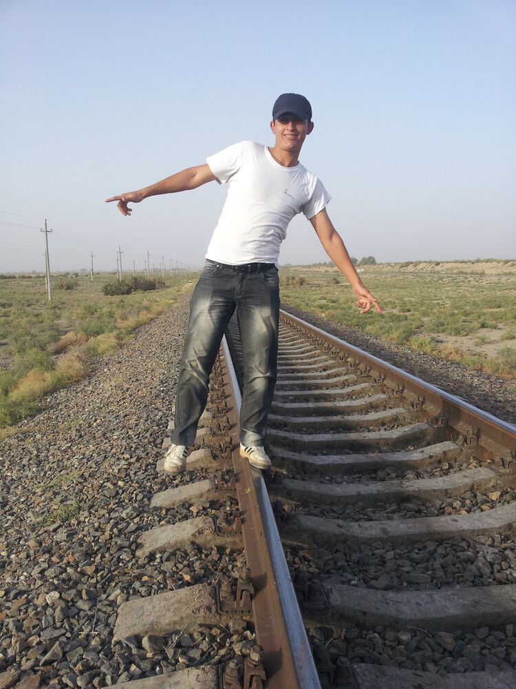  ,   Desmond, 32 ,   