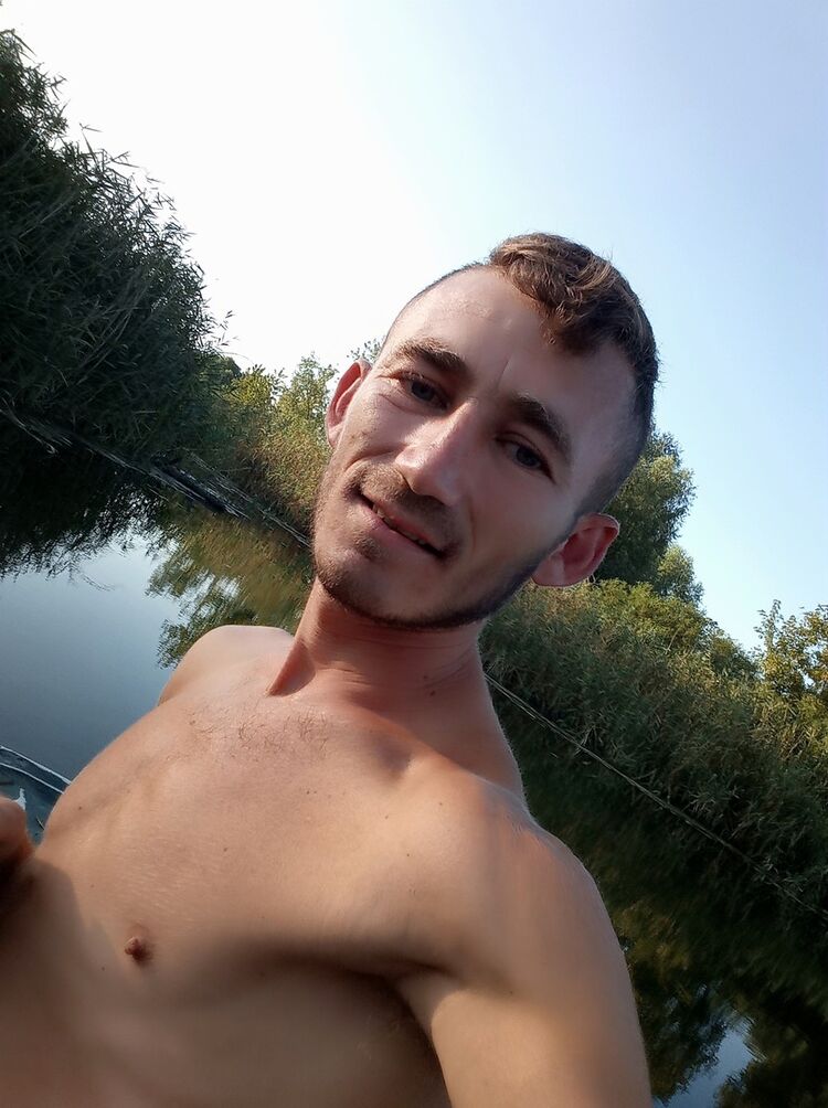  ,   Viktor, 31 ,   