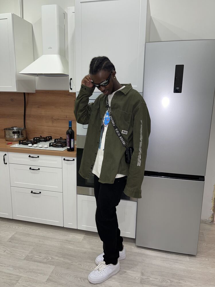 40076908  Jules, 26 ,    