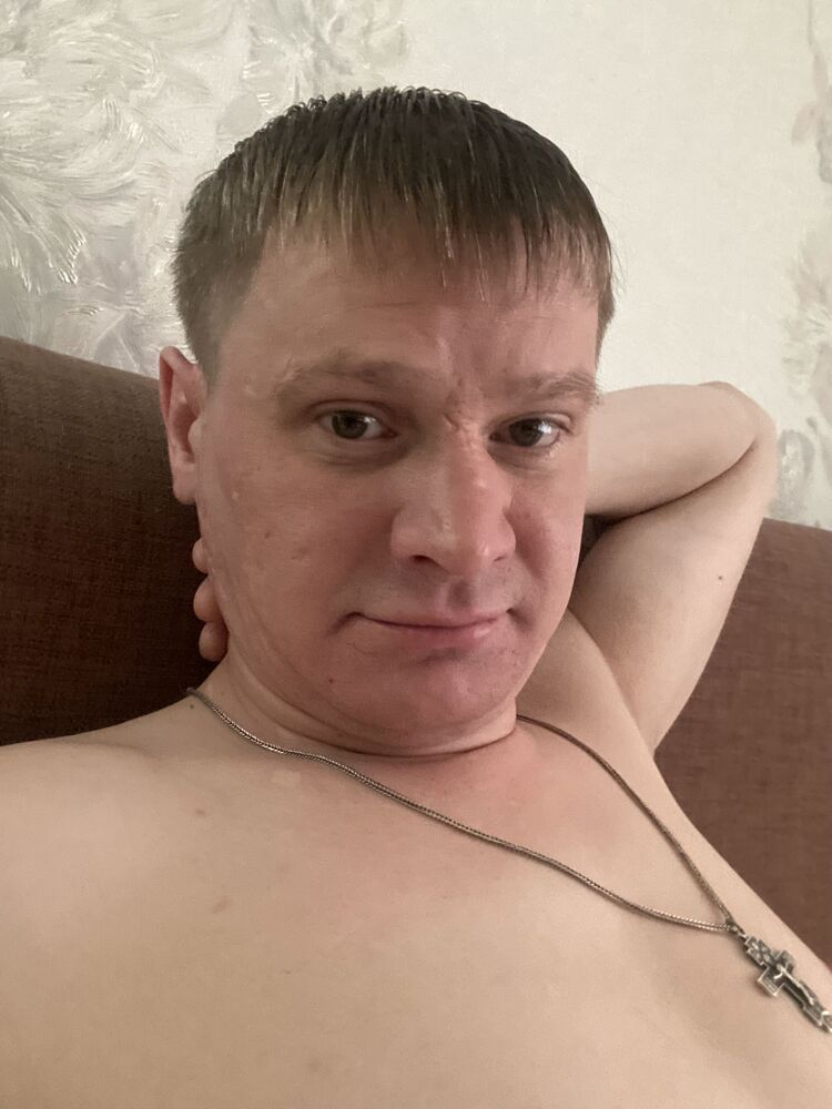  43946728  Dmitri, 41 ,     