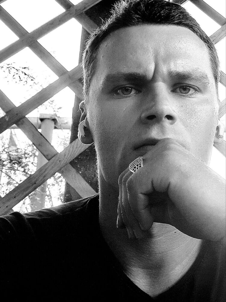  45517448  Anton, 28 ,    