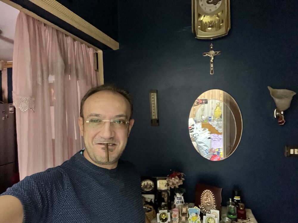  51689378  George, 44 ,    