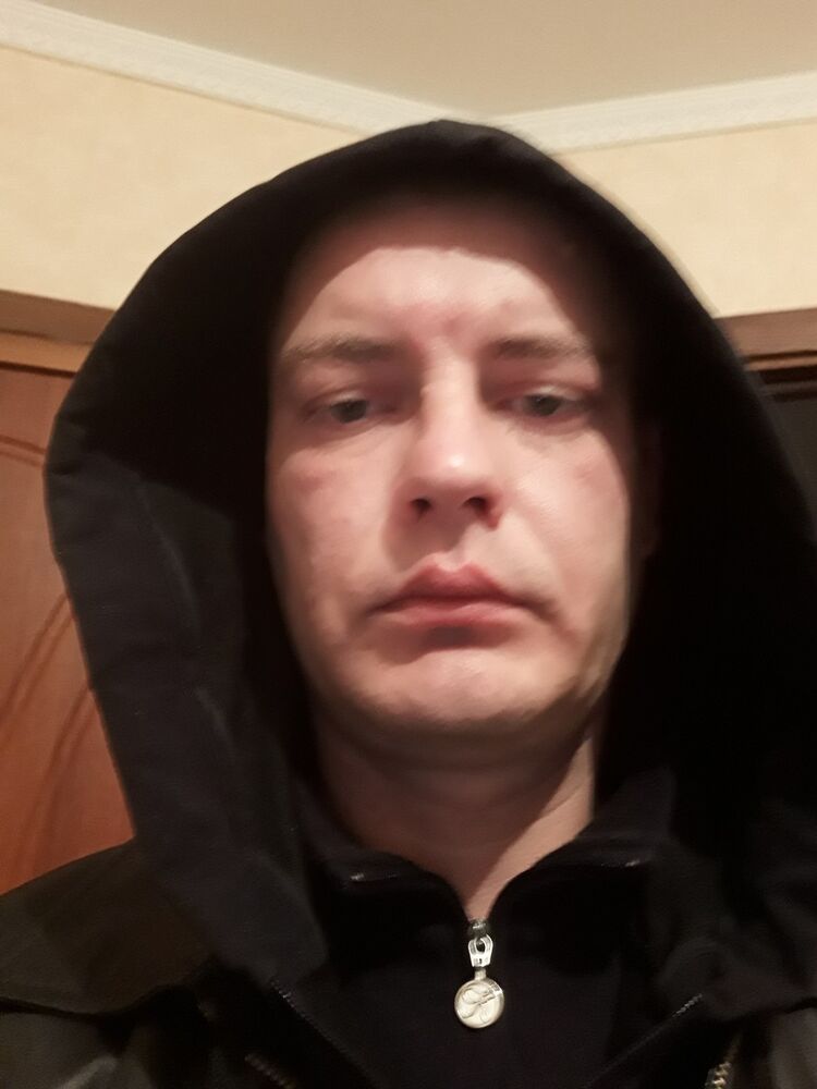  18718468  Stanislav, 44 ,    