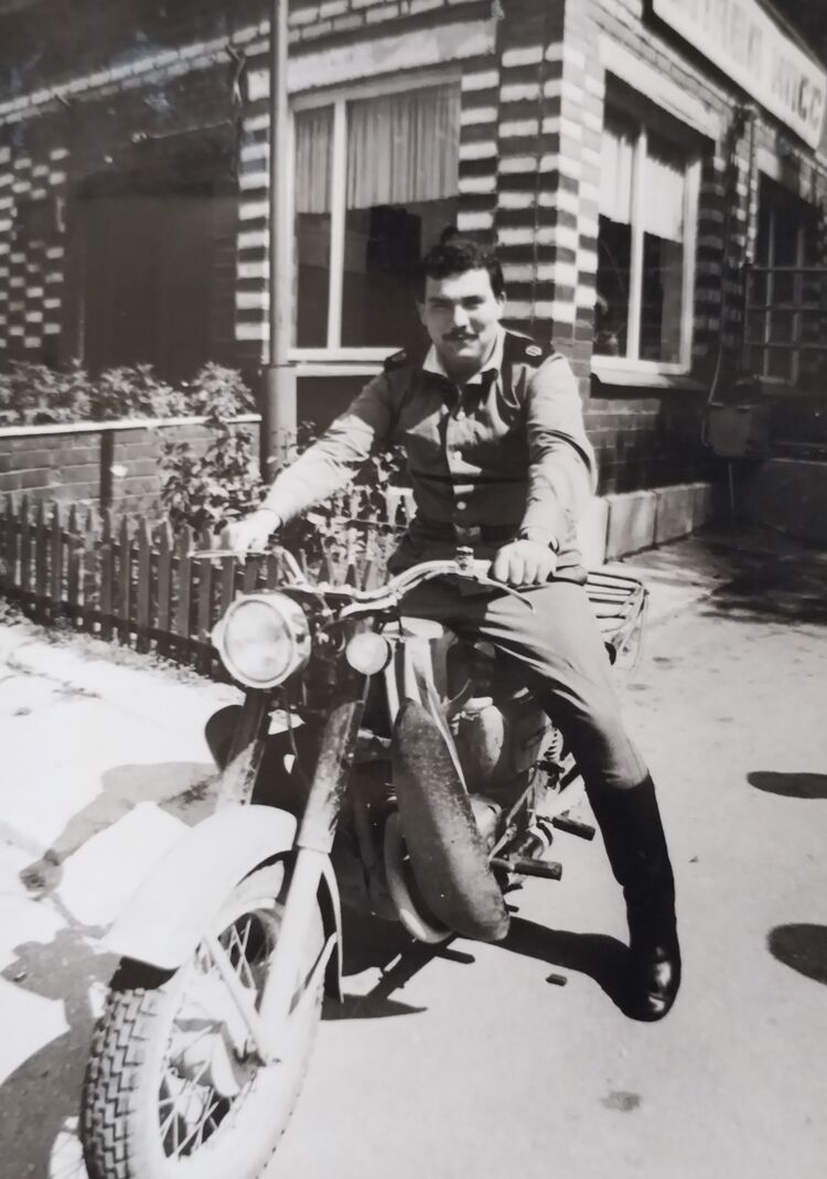  54180318  Enka jalil, 57 ,    