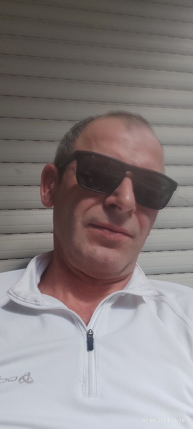  43730218  Vasili, 40 ,    