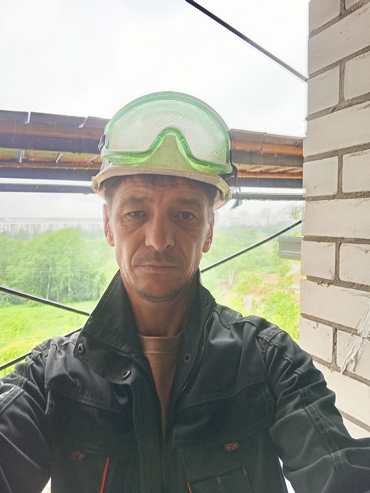  52180038  Konstantin, 48 ,    