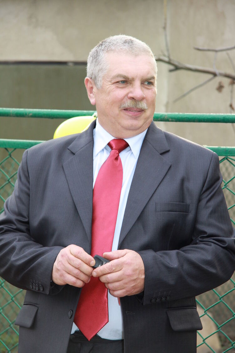 4710918  LEONID, 64 ,    