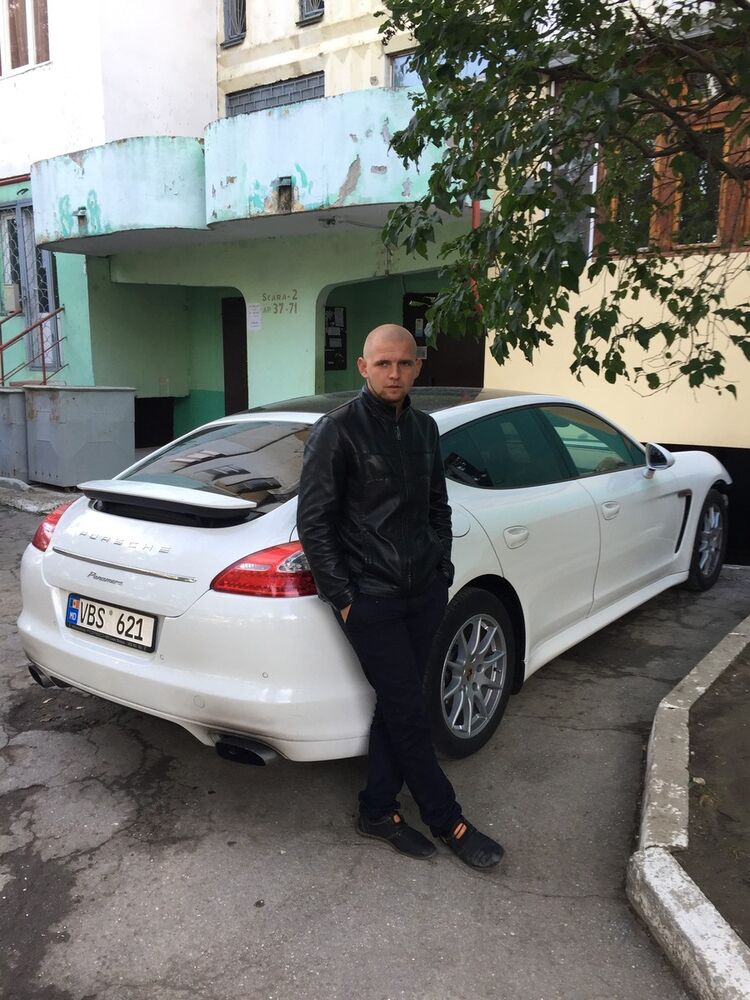  ,   Valentin, 32 ,     , c 