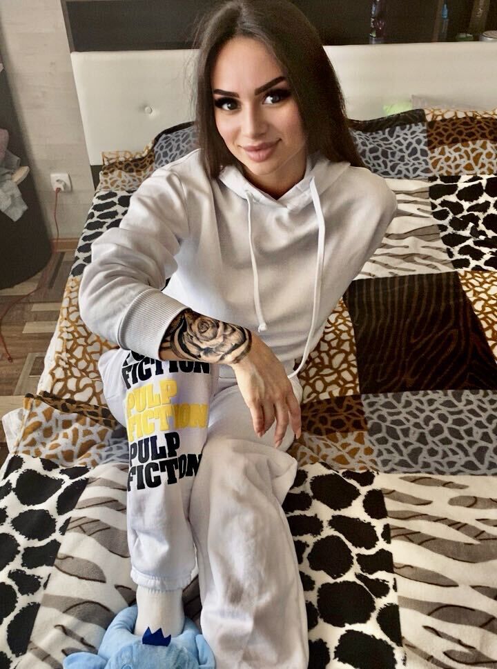  ,   Anya, 29 ,   c 