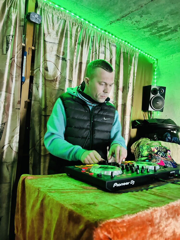  50164338  Artem, 38 ,    