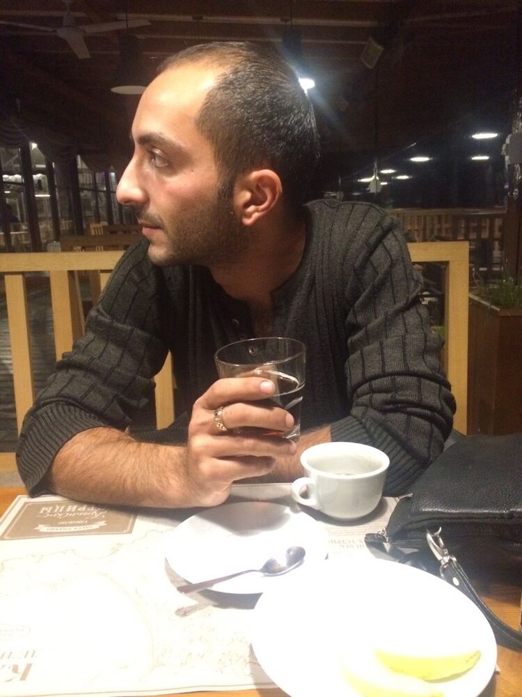  8868988  Artur, 37 ,    