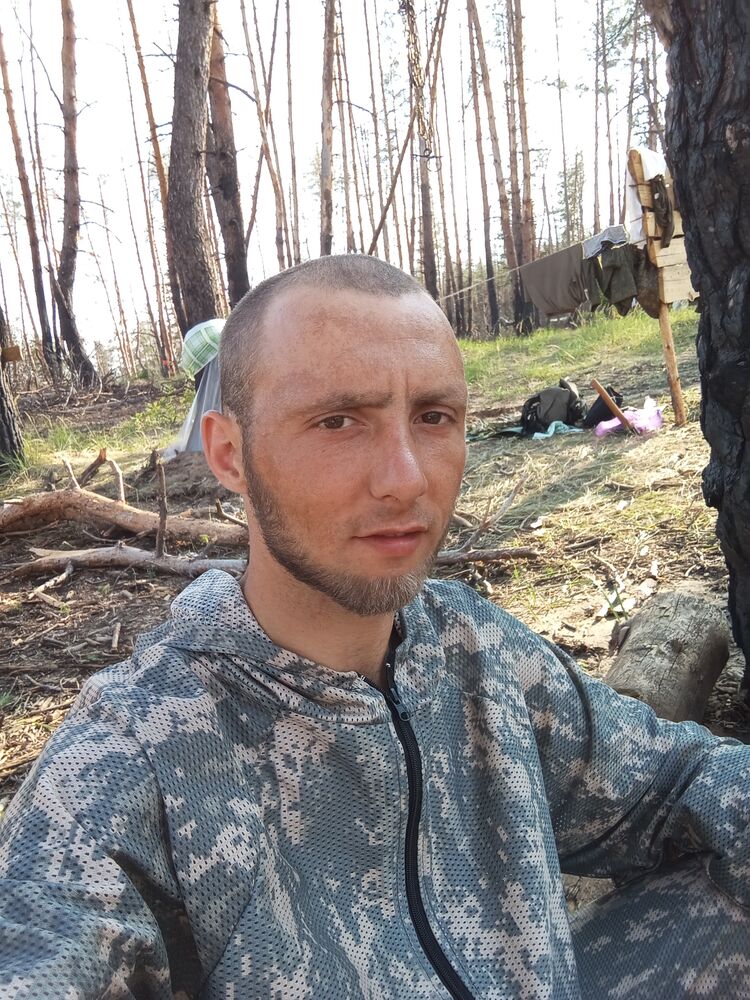  44078198  NIKOLAI, 31 ,    