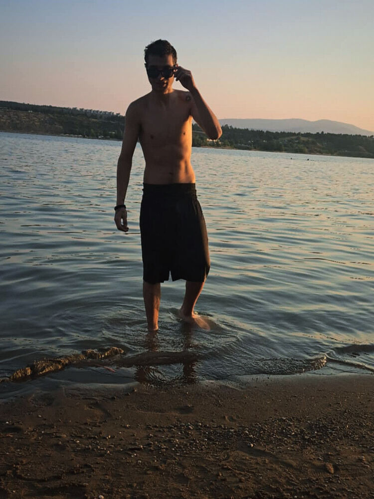  54545398  Luka, 18 ,    