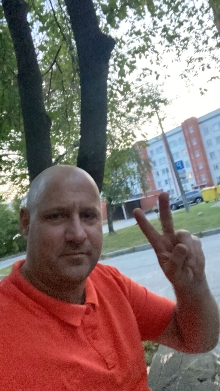  46214218  Sergej, 47 ,    