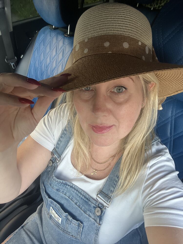  52697118  Anna, 48 ,    
